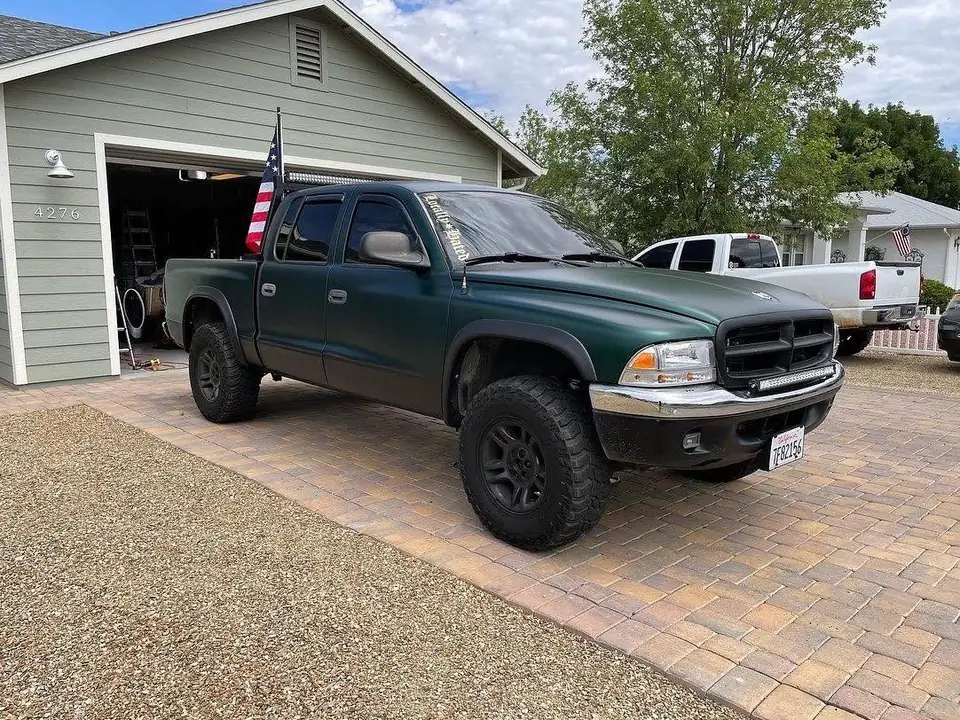 2000 Dodge Dakota matte emerald green wrap: VViViD Premium+ Matte Emerald green (view 3)
