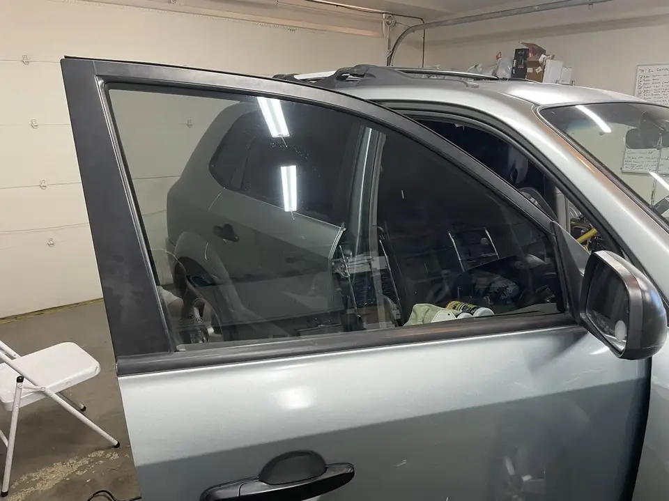 2005 Hyundai Tucson window tint: Faded peeled old tint removed, Premium Nano Ceramic 35% installed (view 3)