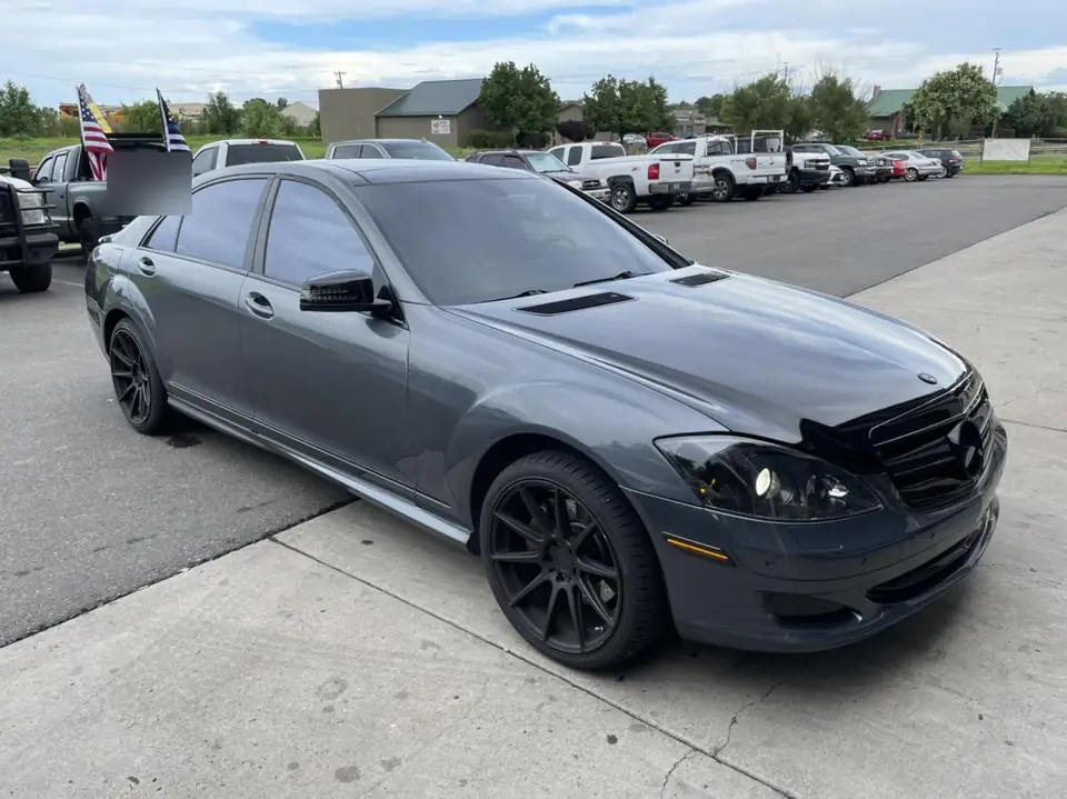 2008 Mercedes S550 window tint: Full windshield 35%, Hood and trunk top wrapped in VViViD premium gloss black (view 3)