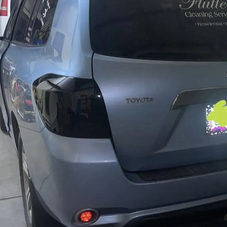 2008 Toyota Highlander smoked taillights: Premium Plus super gloss dark smoke on the taillights (view 2)
