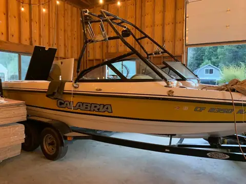 Calabria ski boat windshield tint: Full windshield wrapped in 20% carbon