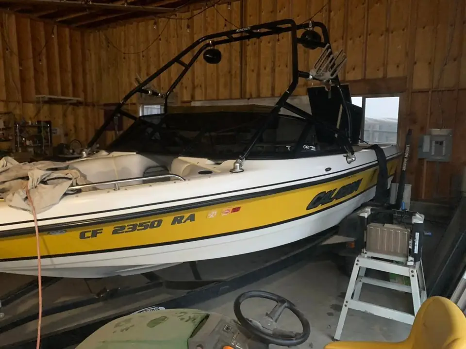 Calabria ski boat windshield tint: Full windshield wrapped in 20% carbon (view 2)