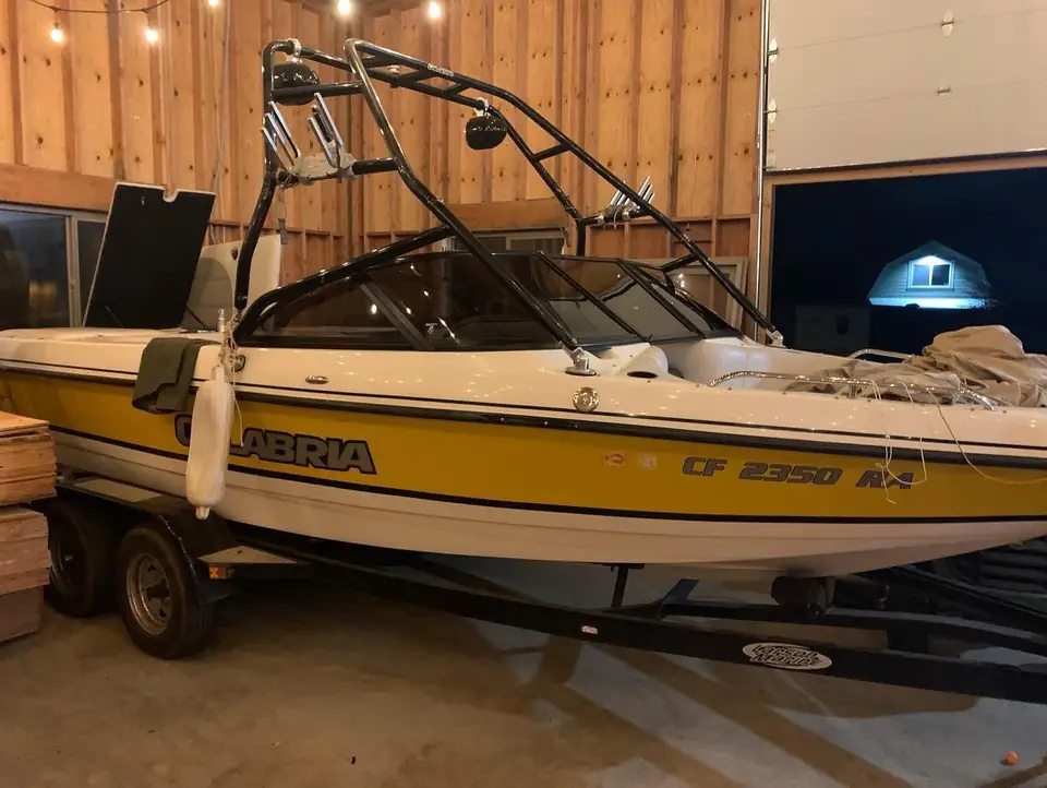 Calabria ski boat windshield tint: Full windshield wrapped in 20% carbon (view 3)