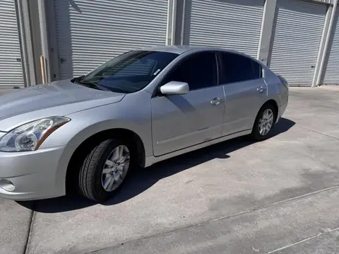 Nissan Altima window tint: Nissan Altima in for some sun protection, 5% on the rear half, 25% on the front doors (view 2)
