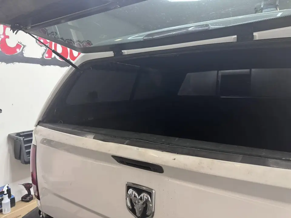 SnugTop camper shell in 3% carbon ceramic: Added some extra privacy for this SnugTop with our 3% Carbon Ceramic over the privacy glass (view 3)